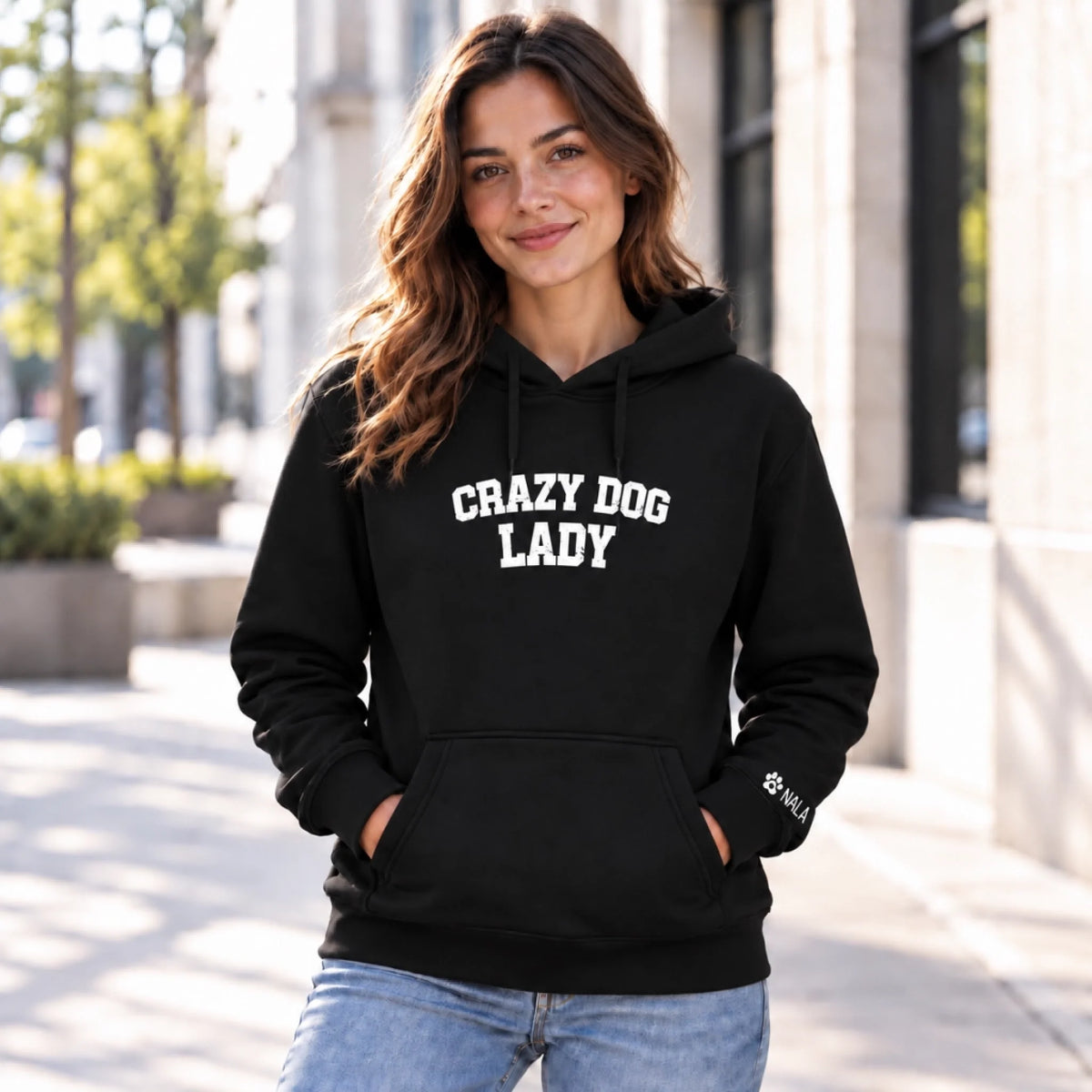 Urbanes Streetwear-Porträt mit „Crazy Dog Lady“-Hoodie
